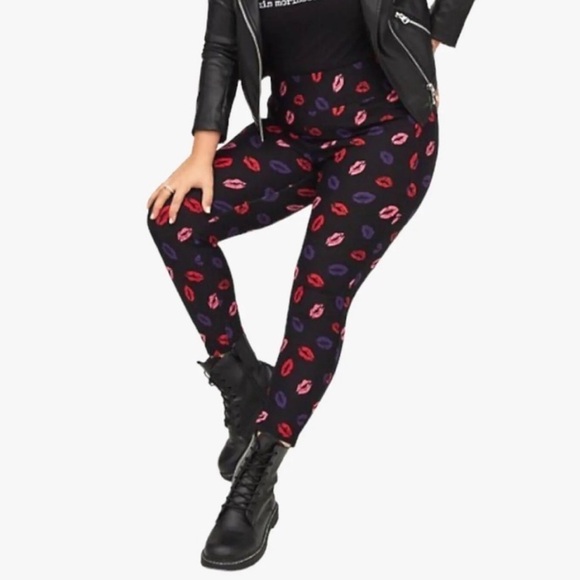 Torrid Black Slim Fit Lips Print Pixie Pants - Picture 1 of 10